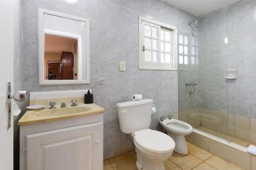 a bathroom with a toilet and a sink and a shower at Beer Hotel Iguazú in Puerto Iguazú