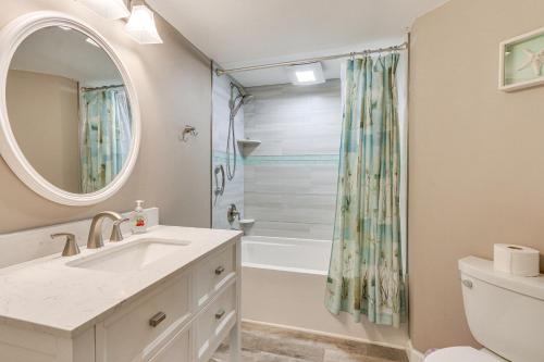 Steps to Sand! Retreat w/ 2 Pools in Hilton Head photo 4