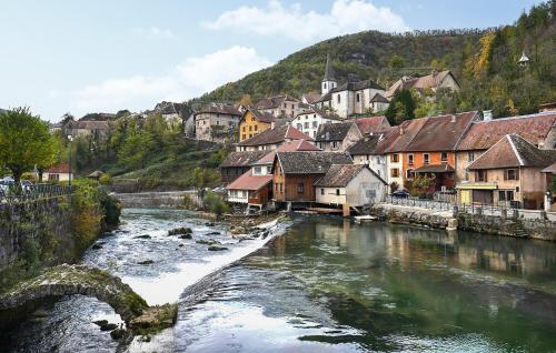 a river in a town with houses and buildings at Location Cosy De Plain-Pied in Audincourt