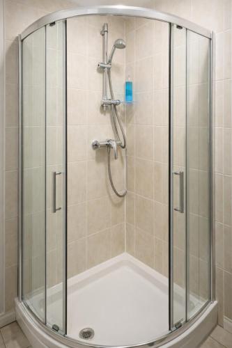 a shower with a glass enclosure in a bathroom at S Gravesend 1 Bed Flat 2 Min Walk STN-Town Centre in Gravesend