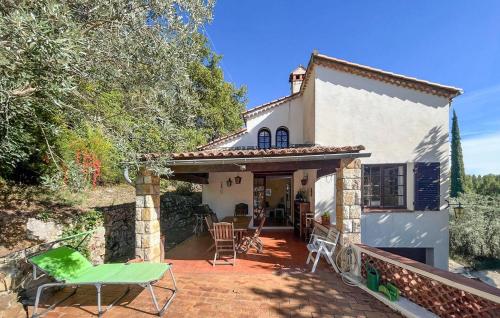 a small white house with a patio with chairs at La Nature in Seillans