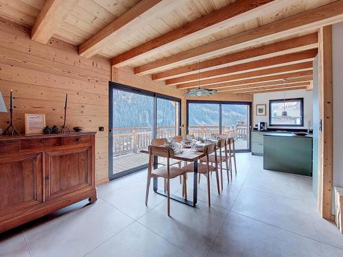 Chalet Superbaz في Seytroux: غرفة طعام مع طاولة وبعض الكراسي