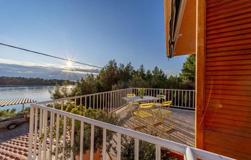 Nice Apartment In Karbuni With House Sea View