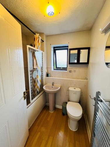 a bathroom with a toilet and a sink at Olive, 3Bedrooms,1 extra Rm, Sleeps 9 with Garden, Free Parking in Grays, Lakeside, London in Grays Thurrock