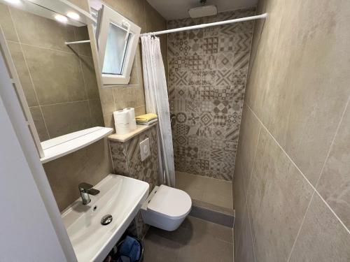 a small bathroom with a sink and a toilet at Robinson Olympos in Gdinj