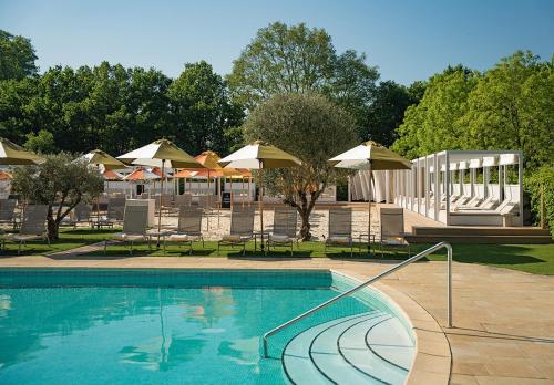 Piscina de la sau aproape de The Grove