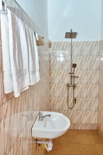 AbomeyにあるChez Sabineの洗面台とシャワー付きのバスルーム
