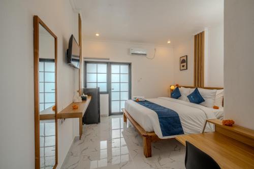 a hotel room with a bed and a desk at Little Soho Pererenan in Canggu