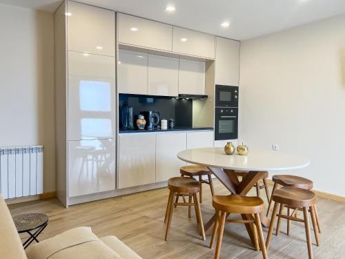 a kitchen with a table and chairs in a room at Casas da Assureira in Castro Laboreiro