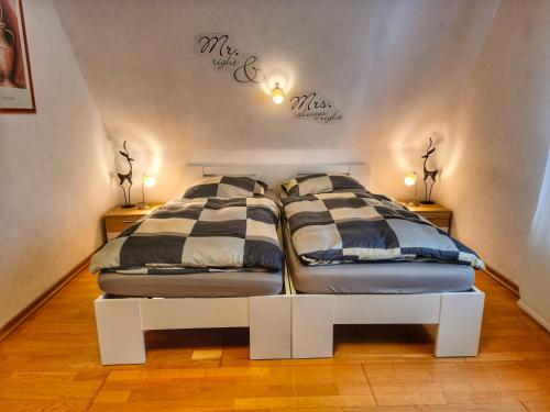 two beds sitting next to each other in a room at Hillis Ferienwohnung Saarland in Sankt Ingbert