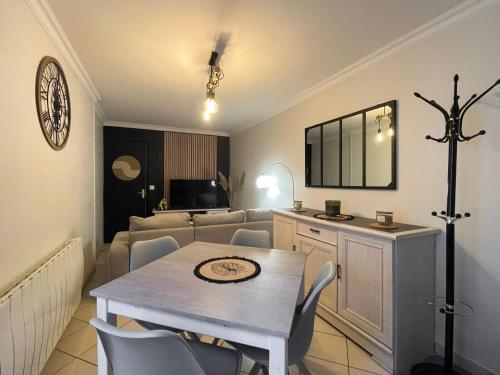 a dining room with a table and chairs in a room at Le Duplex appartement proche de la Cathédrale in Bayeux