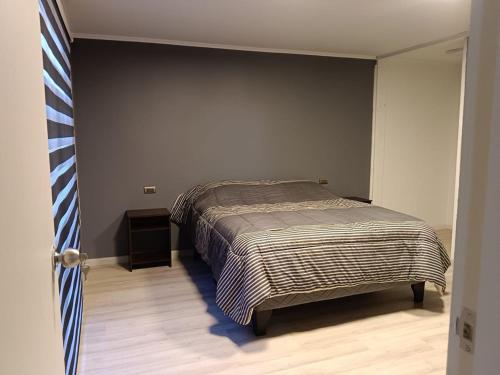 a bedroom with a bed in a room at Casa para 8 personas in Licán Ray