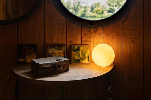 a room with a table with a lamp and pictures at Péniche de charme, Avignon, Provence in Villeneuve-lès-Avignon
