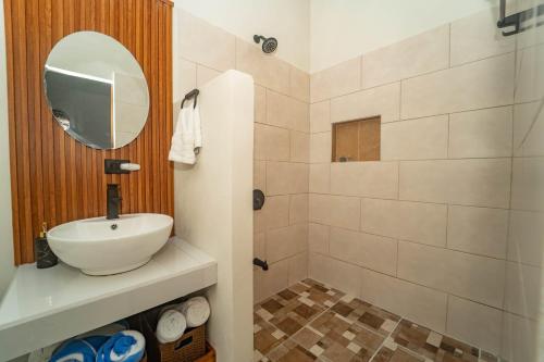 ein Badezimmer mit Waschbecken und Spiegel in der Unterkunft Inta Tiny House in Fortuna
