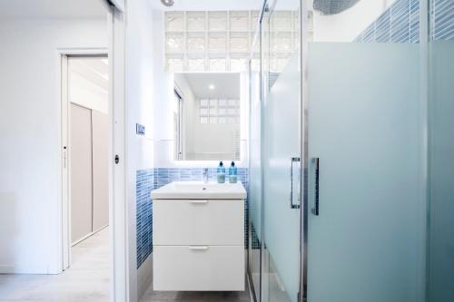 a bathroom with a sink and a shower at Desenzano - 2' to Station & Lake - Pool, Wifi, AC in Desenzano del Garda