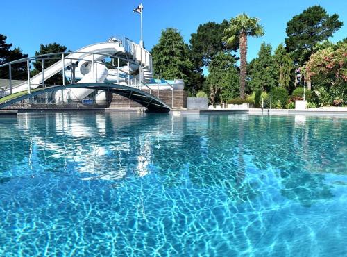 a slide in a pool with blue water at Camping Saint-Gildas-de-Rhuys in Saint-Gildas-de-Rhuys