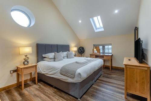 a bedroom with a bed and a flat screen tv at 2 Bed in Brampton oc-c34637 in Brampton