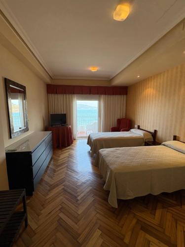 Un pat sau paturi într-o cameră la Hotel Rompeolas