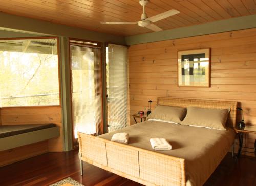 Voodi või voodid majutusasutuse Bombah Point Eco Cottages toas
