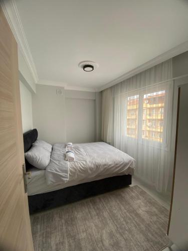 a small bedroom with a bed with a window at Kent KONAKLAMA in Uşak