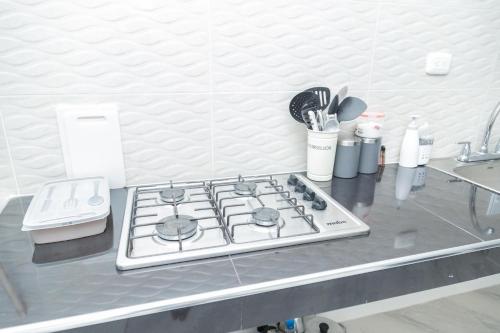 a stove top on a counter in a kitchen at Apartamentos King Arthur in Punta Seca