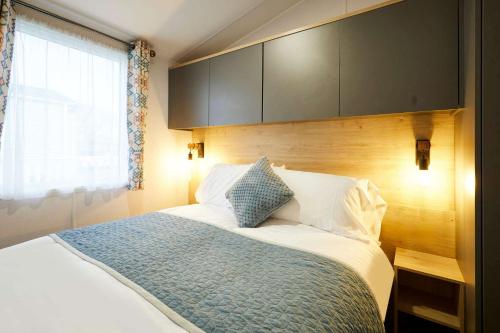 a bedroom with a bed with a blue and white comforter at Host & Stay - Long View Lodge in Felton