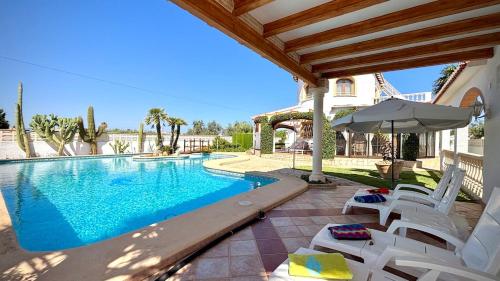 Villa de charme avec piscine privée face à la mer