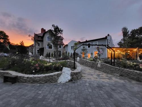 a building with a stone path in front of a house at Apartamenty Amadeus & Trattoria Matteo e Raffaello in Stronie Śląskie