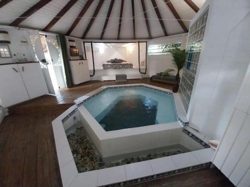 Chalet charmant avec spa à Grand Bourg 25 m²