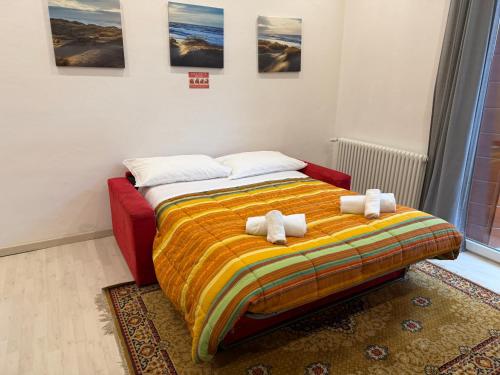 a bedroom with a bed with two stuffed animals on it at Casa Milena in Mestre