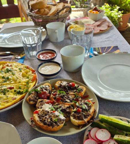 a table with plates of food on a table at Wieża marzeń in Dąbrowa Grodzieńska-Wieś