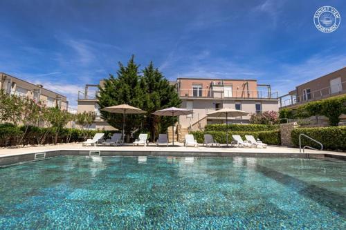 Sunset View apartment - modern three bedroom apartment with sea view and pool