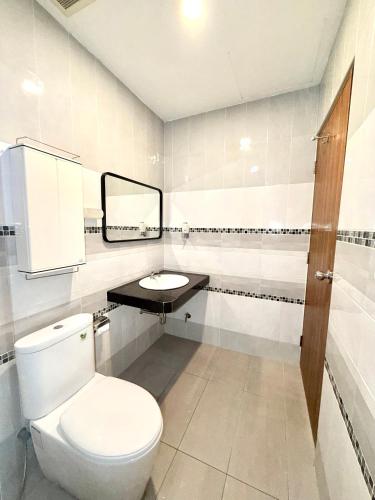 ein Badezimmer mit Toilette und Waschbecken in der Unterkunft THAM Ranong in Ranong