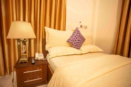 เตียงในห้องที่ Parkview Hotel