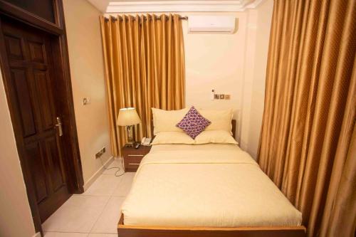 เตียงในห้องที่ Parkview Hotel