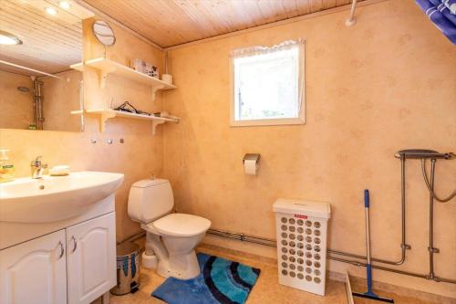 a bathroom with a sink and a toilet and a window at HAL820-Unnaryd-Soedra-vaegen-29-a in Unnaryd
