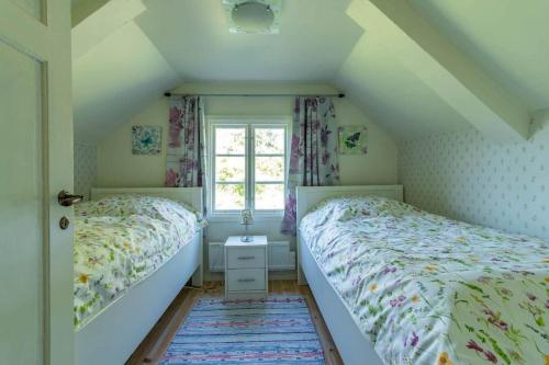 a small bedroom with two beds and a window at HAL820-Unnaryd-Soedra-vaegen-29-a in Unnaryd