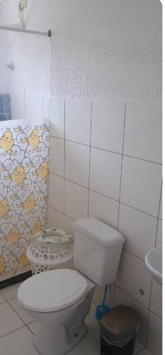 un bagno con un WC bianco e un lavandino di Ap simples aconchego a Santarém