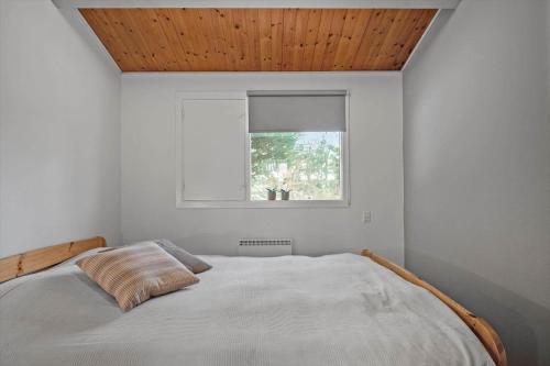 a bedroom with a bed with a wooden ceiling at 3000-Stege-Stejlepladsen-13 in Stege