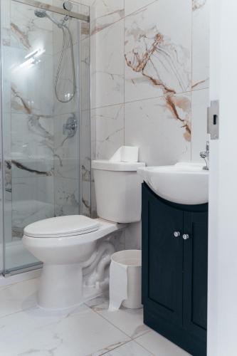 Ένα μπάνιο στο Cjour Apartments