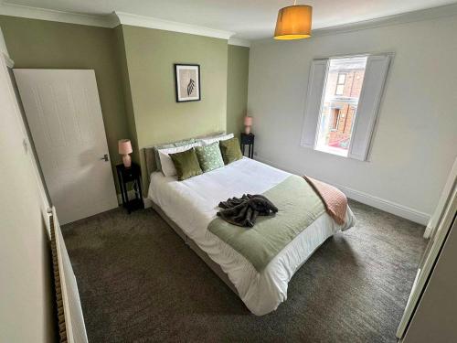 a bedroom with a bed with white sheets and a window at Cecil House, Stylish 2 Bed, Sleeps 5, Close to Cathedral & Castle, ideal for groups or Families, Parking x2 in Lincoln