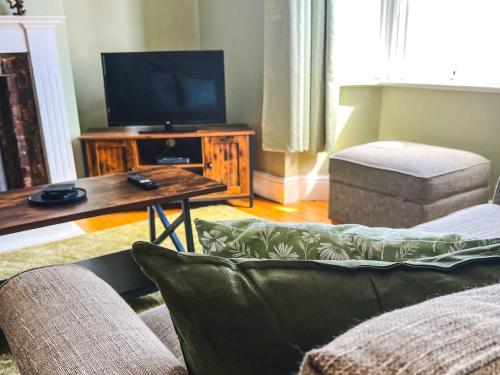 a living room with a couch and a flat screen tv at Cecil House, Stylish 2 Bed, Sleeps 5, Close to Cathedral & Castle, ideal for groups or Families, Parking x2 in Lincoln