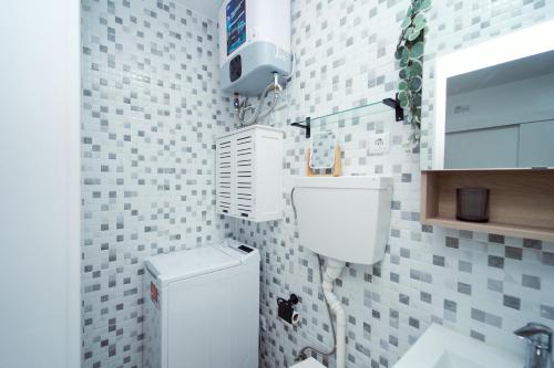 a small bathroom with a toilet and a sink at Refúgio do Pilar in Vila Nova de Gaia