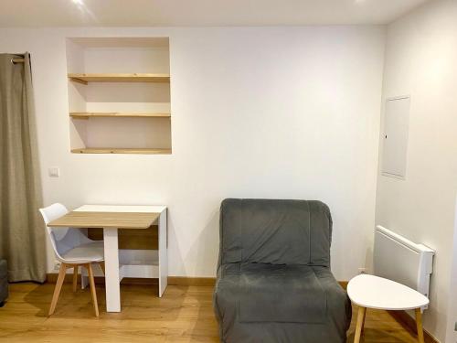 a room with a desk and a chair and a table at Studio avec toutes les commodités autour in Faverges