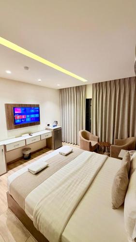 Кровать или кровати в номере Sky Hotel