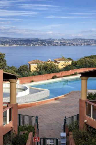Vue mer sur la baie de Cannes piscine randonnée au pied de l Esterel