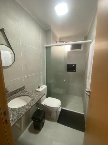 a bathroom with a toilet and a sink and a shower at Residencial T&D V AP 501 - À 5min do Centro e Faculdades in Mossoró