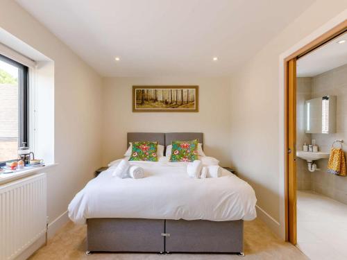 a bedroom with a bed with two stuffed animals on it at 2 Bed in Alcester oc-88397 in Coughton