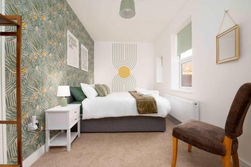 a bedroom with a bed and a desk and a chair at Monks Quarters, Luxury 3 bed, Sleeps 6, PRIVATE PARKING x 2, Ideal for Groups & families, Prime location in Lincoln