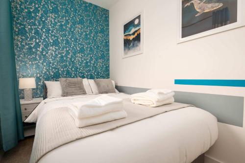a bedroom with a bed with white towels on it at Monks Quarters, Luxury 3 bed, Sleeps 6, PRIVATE PARKING x 2, Ideal for Groups & families, Prime location in Lincoln